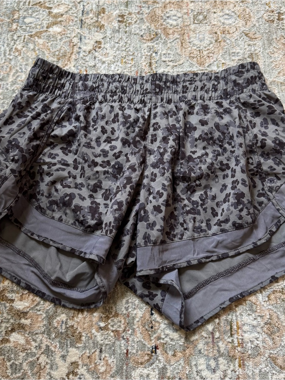 Athleta Mesh Racer Run Mid Rise 4 Short - Picture 2 of 5